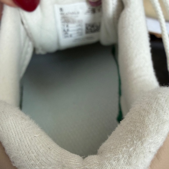 New Balance 584 women’s 8.5 neutral sneaker gym shoes - Picture 4 of 8